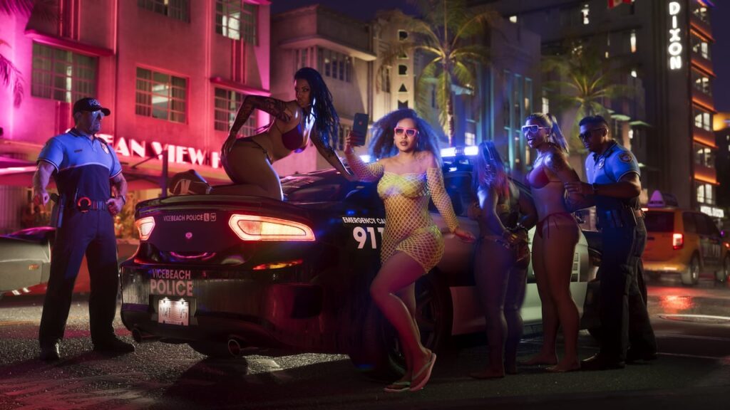 Voiture et passants sous les néons de Vice City — capture officielle GTA VI
